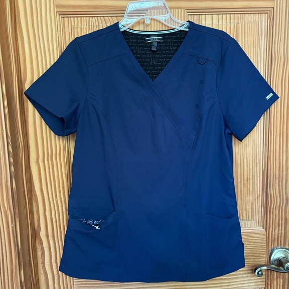 NWT Elle La Vie Est Belle Mock Wrap Navy Scrub Top with 4 pockets size S - Picture 2 of 6